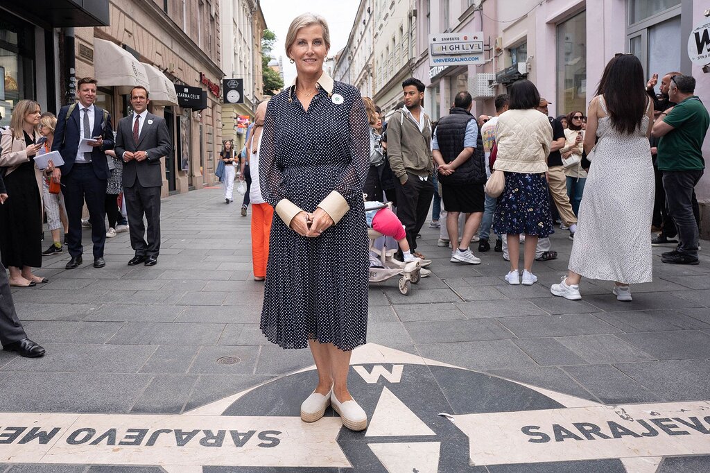 Sophie d’Édimbourg associe une robe Prada à des espadrilles lors de son passage à Sarajevo