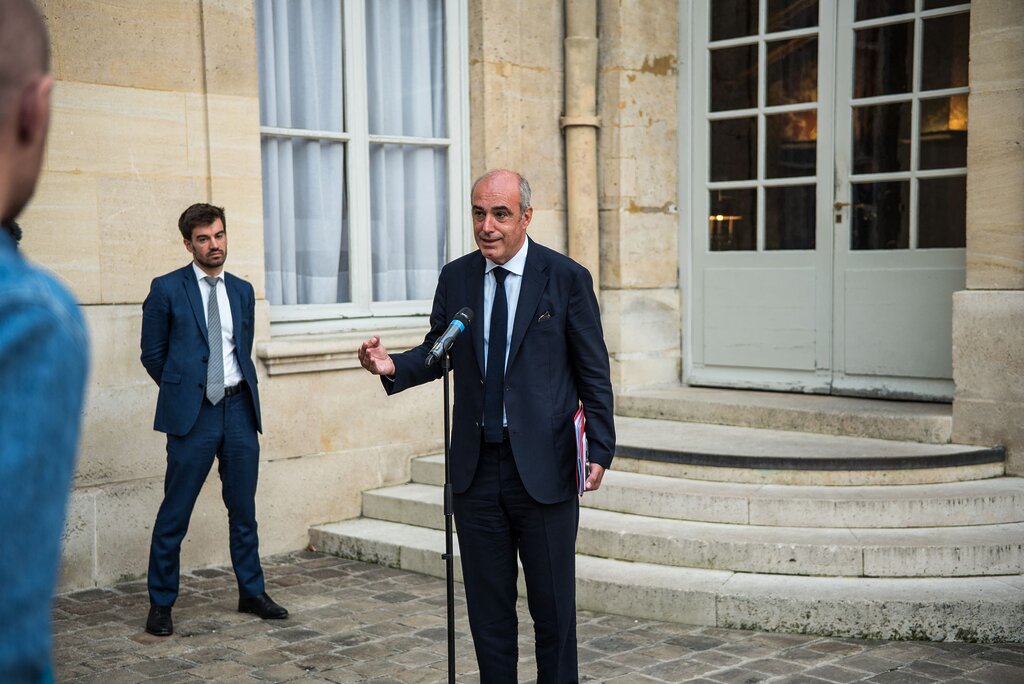 Un homme sensible, touché aux larmes par les récits tragiques des autres