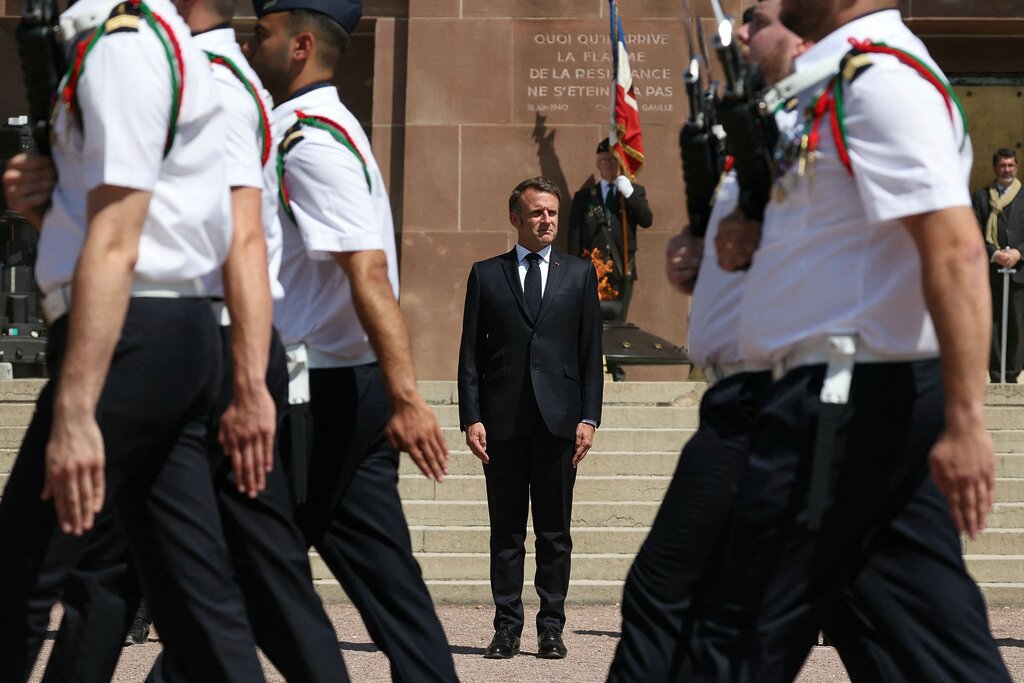 Emmanuel Macron se transforme, passant du SNU à l’armée de réservistes