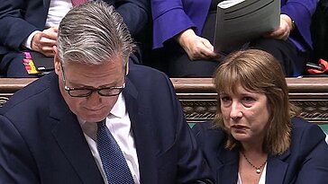 La ministre britannique des Finances en larmes lors d’une séance au Parlement
