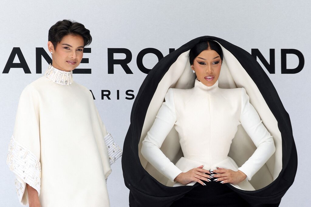 Cardi B brille au défilé de Stéphane Rolland, tandis qu’Eve Gilles joue les groupies