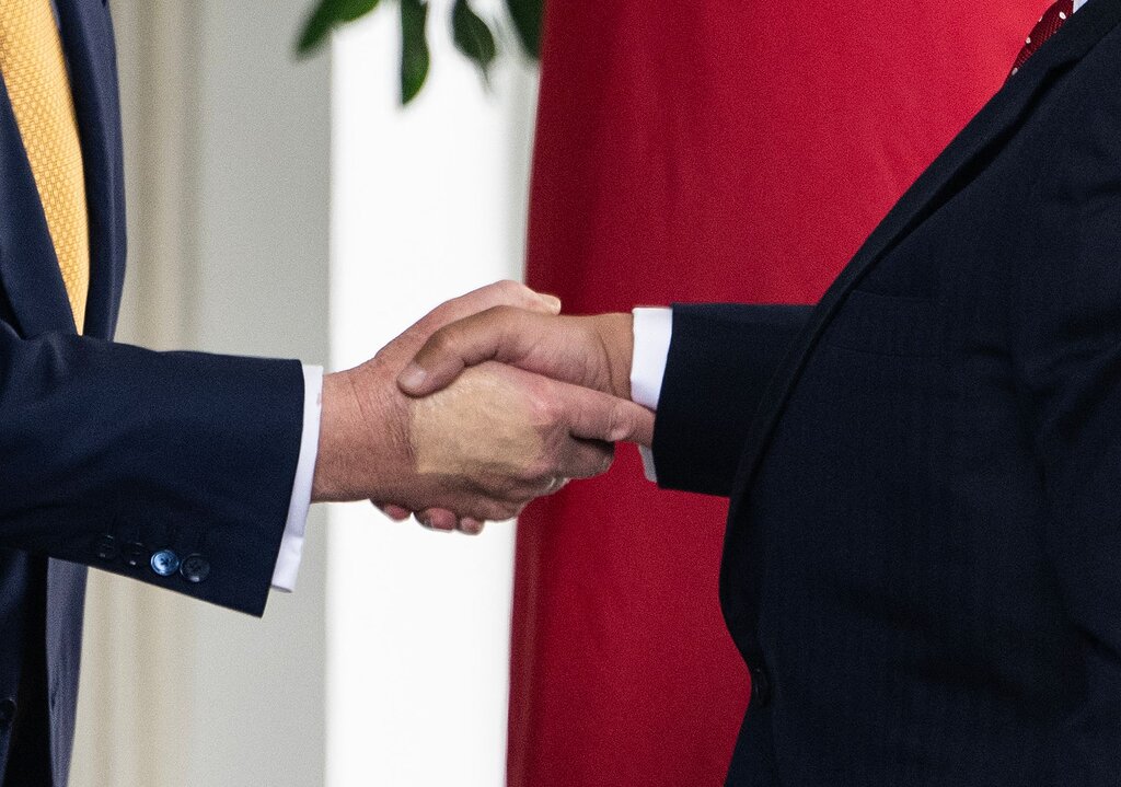 Les gestes surprenants de Trump, des regards passionnés et une vache en action… Les images marquantes de la semaine
