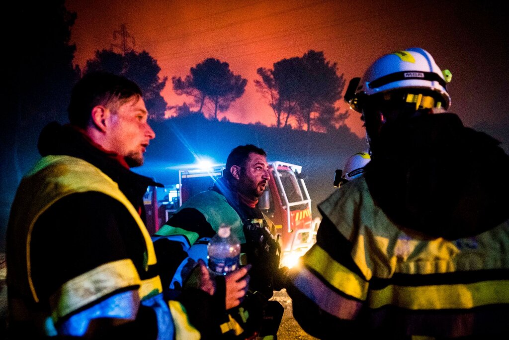 Les pompiers luttent intensément contre le feu à Martigues