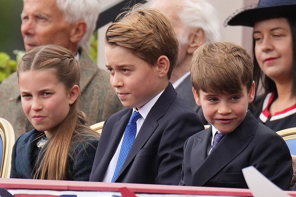 Dans une charmante vidéo, le prince George se montre comme un grand frère exemplaire pour Charlotte et Louis