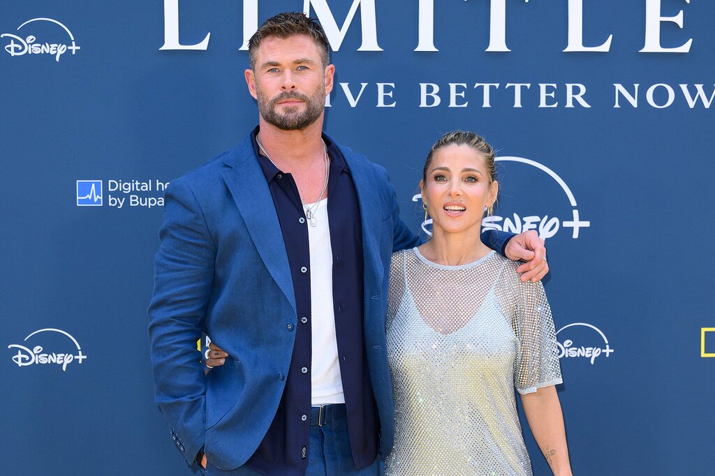 Les frères Chris et Liam Hemsworth posent sur le tapis rouge, accompagnés de leurs épouses et enfants