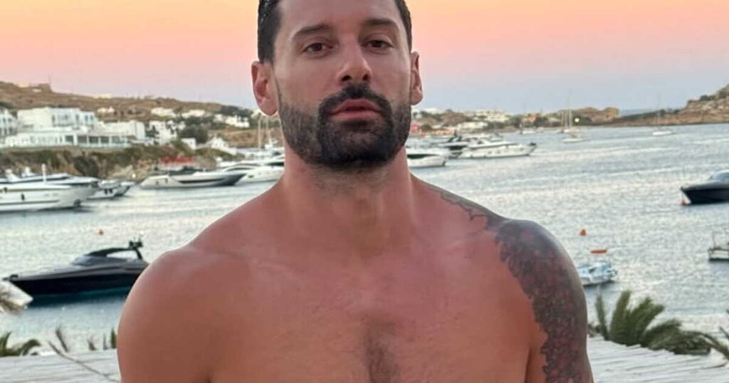 Situation amoureuse d’Hugo Manos : Révélations après une story intrigante et réponse à un internaute Situation amoureuse d’Hugo Manos : Révélations après une story intrigante et réponse à un internaute