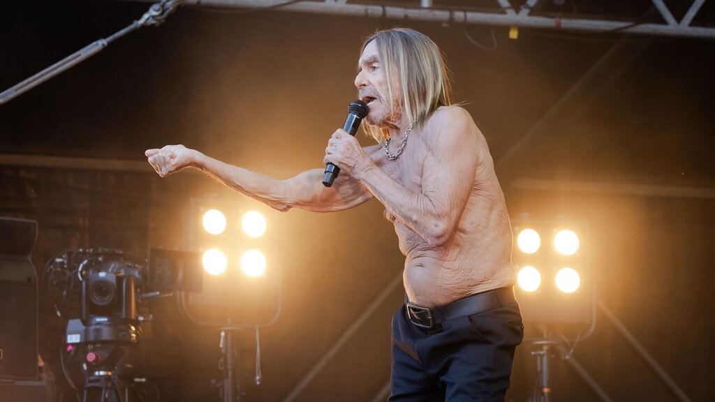 Iggy Pop interprète en live pour la première fois la chanson ‘Punkrocker’ de Superman