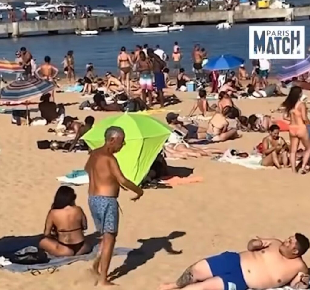 En costume de bain, le président portugais Marcelo Rebelo de Sousa profite d’une journée à la plage