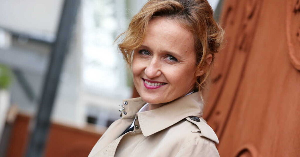 Refus de présenter le JT de 20 heures : Caroline Roux raconte comment ‘J’en sors plus forte’