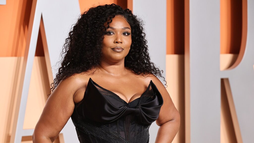 Le camp de Lizzo qualifie son styliste de « menteur éhonté » et demande le rejet complet de la plainte Le camp de Lizzo qualifie son styliste de « menteur éhonté » et demande le rejet complet de la plainte
