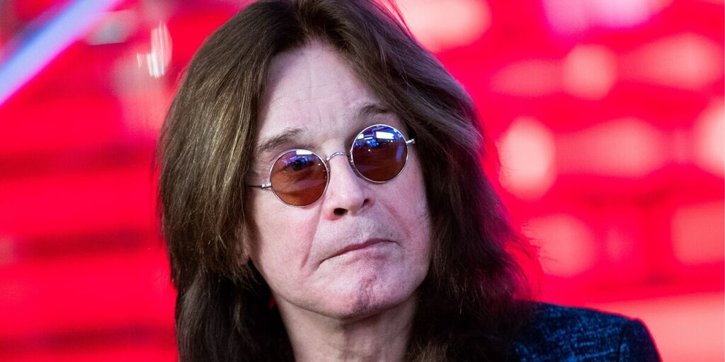 Hommages pour la légende du heavy metal : Metallica, Elton John, Jason Momoa, Ronnie Wood et Travis Barker s’inclinent