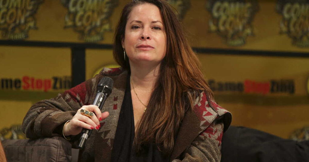 Holly Marie Combs rend hommage à Julian McMahon, disparu : souvenirs de Charmed Holly Marie Combs rend hommage à Julian McMahon, disparu : souvenirs de Charmed