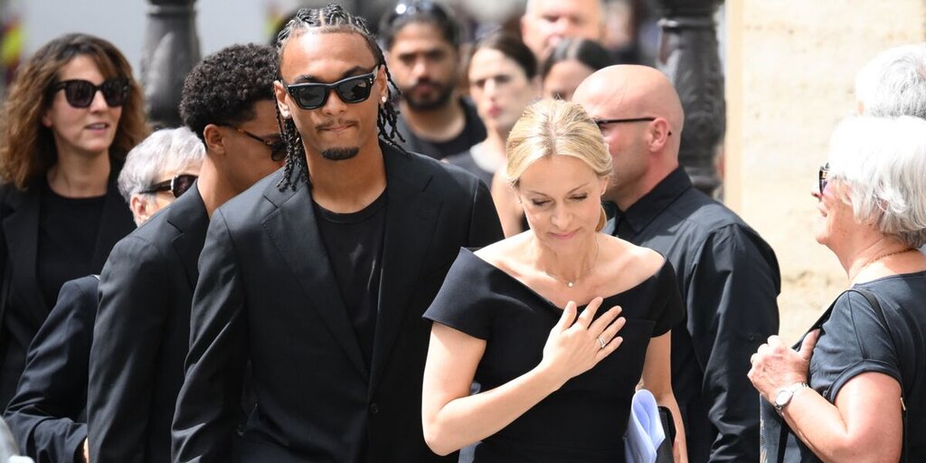 Dernier hommage à ‘l’homme en noir’ : Audrey Crespo-Mara, Marc-Olivier Fogiel, Brigitte Macron et Florent Pagny parmi les nombreux invités Dernier hommage à ‘l’homme en noir’ : Audrey Crespo-Mara, Marc-Olivier Fogiel, Brigitte Macron et Florent Pagny parmi les nombreux invités