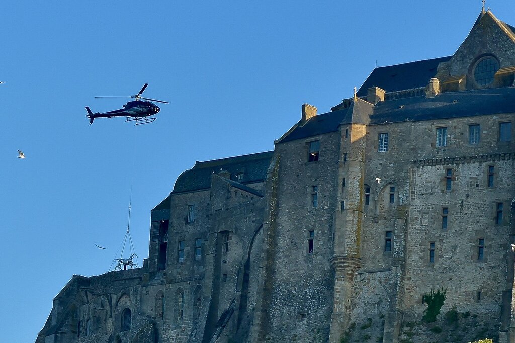 Zeus, le cheval robot des JO 2024, s’élève avec majesté au-dessus du Mont-Saint-Michel