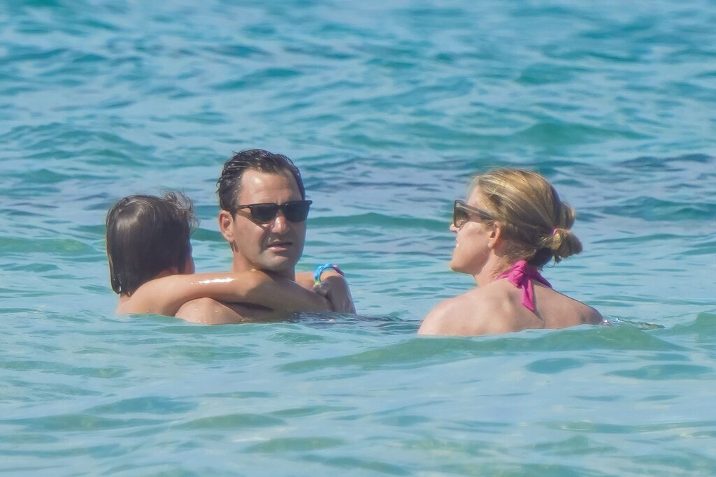 Découvrez l’album photo des célébrités en vacances avec Eva Longoria, Roger Federer et Paris Hilton 