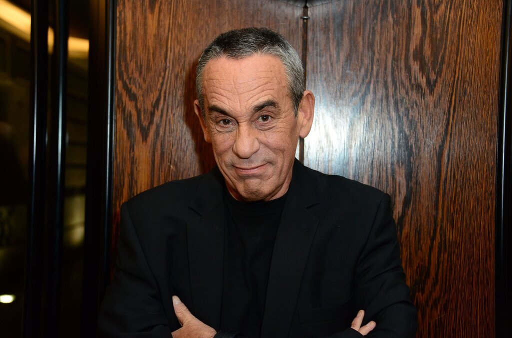 Noir, fragrance, téléphone Nokia rabattable… L’essence du style Ardisson