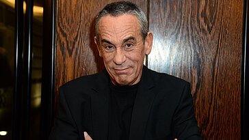 Noir, fragrance, téléphone Nokia rabattable… L’essence du style Ardisson