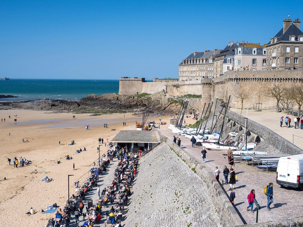 Le Tour de France est une vaste carte postale haute en couleurs Le Tour de France est une vaste carte postale haute en couleurs