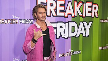 Cheveux gominés et survêtement rose, Chad Michael Murray affiche un style des années 2000 pour « Freaky Friday 2 »