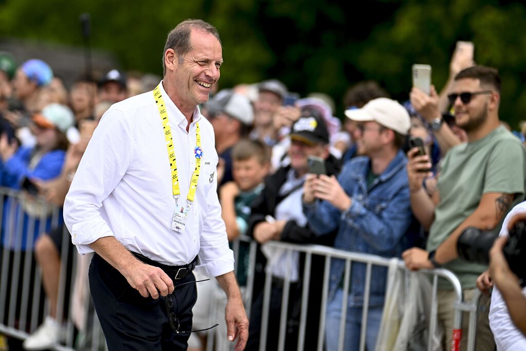 Le directeur du Tour de France, Christian Prudhomme, se fait remarquer par sa présence