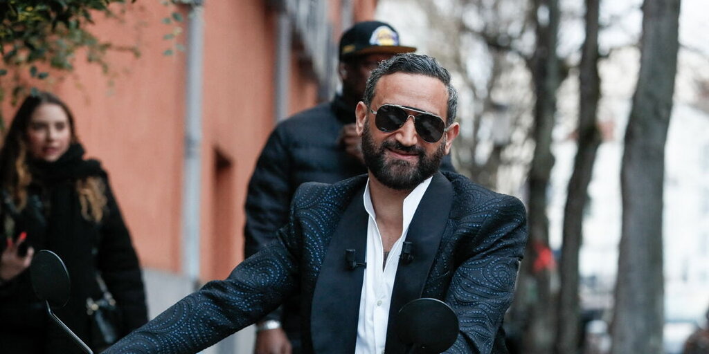 Cyril Hanouna dévoile l’identité d’un nouveau chroniqueur pour son émission Tout Beau Tout N9uf sur W9 Cyril Hanouna dévoile l’identité d’un nouveau chroniqueur pour son émission Tout Beau Tout N9uf sur W9