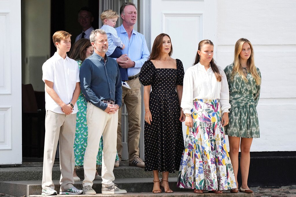 La garde familiale est confiée à Frederik et Mary, tandis que la mode française est mise à l’honneur