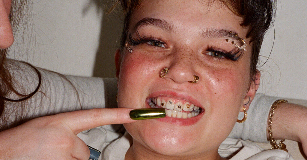 Can Lola Young, la chanteuse ‘Messy’, réussir sans se briser ?