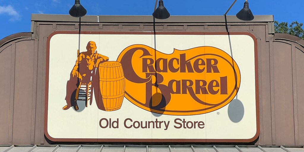 Cracker Barrel répond aux critiques sur son nouveau logo, affirmant que le « vieux » figurera toujours sur les menus et panneaux Cracker Barrel répond aux critiques sur son nouveau logo, affirmant que le « vieux » figurera toujours sur les menus et panneaux
