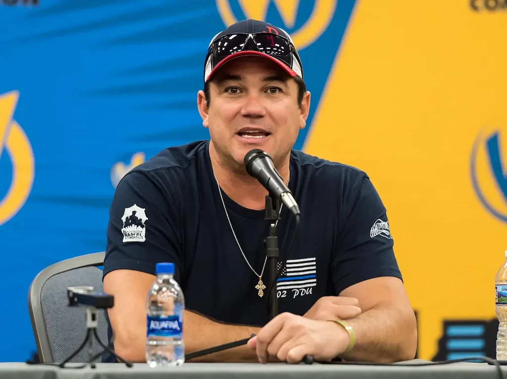 Superman Flat Broke ? Dean Cain Appelle à Rejoindre l’ICE, suscite des Interrogations des Fans Superman Flat Broke ? Dean Cain Appelle à Rejoindre l’ICE, suscite des Interrogations des Fans