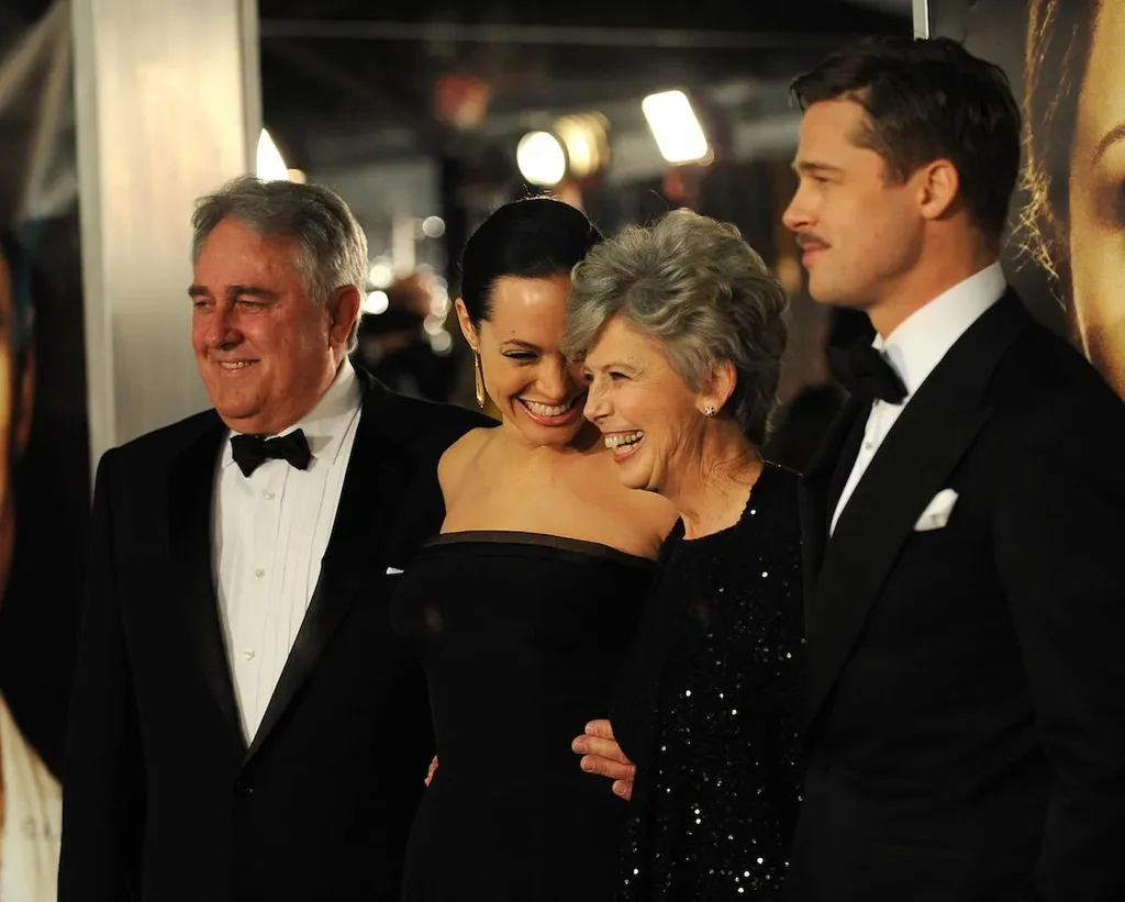 Celebration de la Matriarche : Rare Regard sur la Maman de Brad Pitt par Sa Nièce ‘Elle Croisait en l’Équité’ Celebration de la Matriarche : Rare Regard sur la Maman de Brad Pitt par Sa Nièce ‘Elle Croisait en l’Équité’