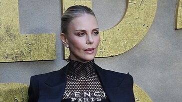 Anniversaire Célèbre du 7 Août : Charlize Theron et Jalen Hurts en Vedette