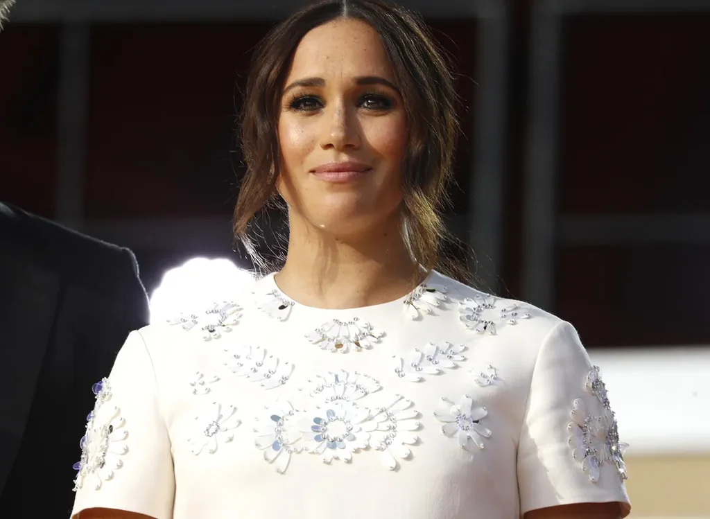 Changement du Style de Meghan Markle : L’Expert Analyse sa Nouvelle Tendance avec une Robe Familiale à 5 000 $ Pour Son Anniversaire
