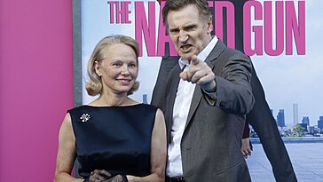 Naked Gun : Pamela Anderson et Liam Neeson s’illuminent dans la comédie