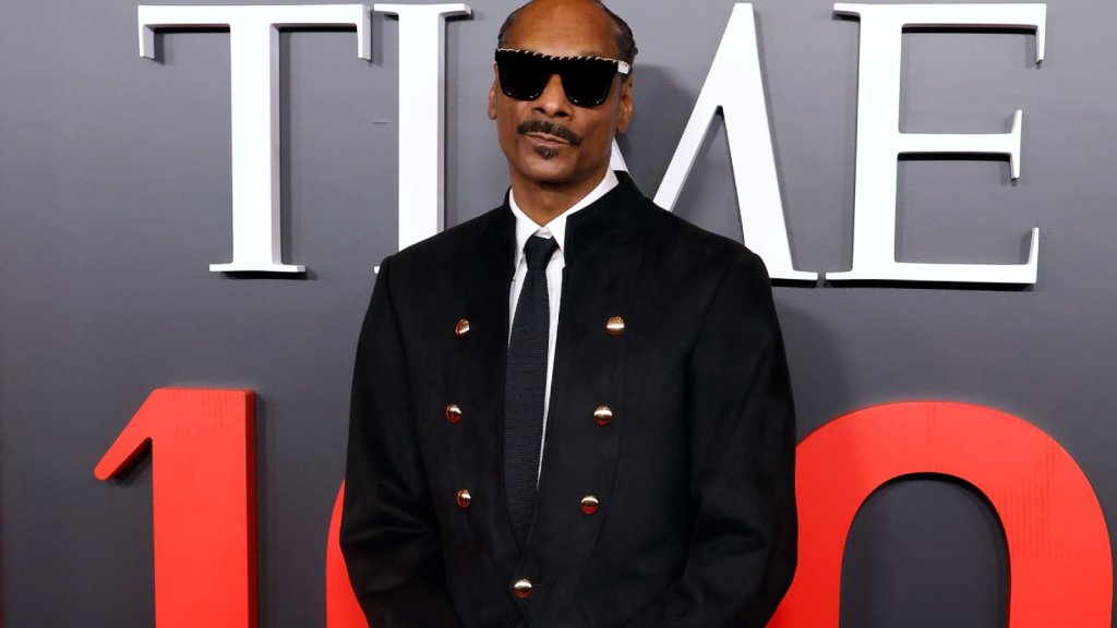Snoop Dogg s’excuse pour ses commentaires sur le couple homosexuel dans le film « Lightyear »