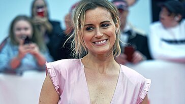 Taylor Schilling Fait L’Éloge de Natasha Lyonne Après Son Rôle Invité Dans ‘Poker Face’ – Regardez