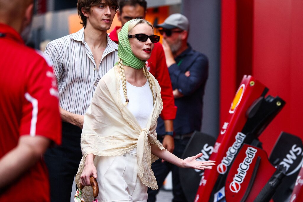 Anya Taylor-Joy arbore un look élégant en crème et dentelle lors du Grand Prix de Hongrie, accompagnée de son mari