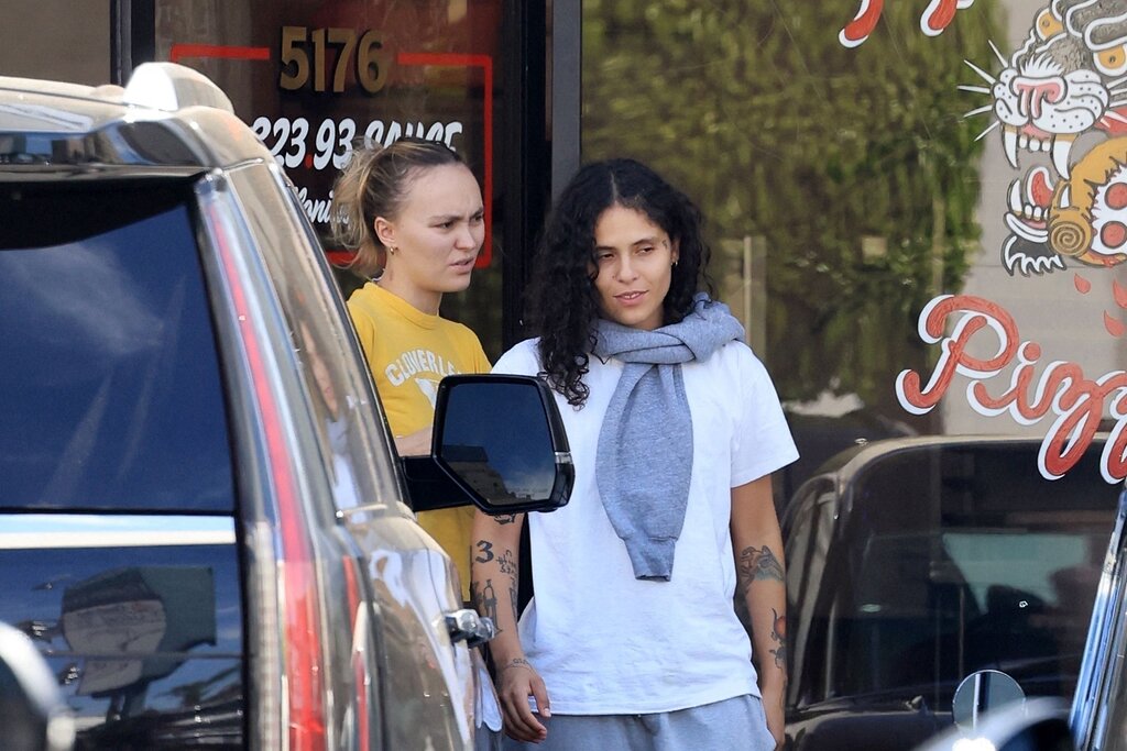 Lily-Rose Depp et sa compagne Danielle Balbuena profitent d’une sortie pizza ensemble Lily-Rose Depp et sa compagne Danielle Balbuena profitent d’une sortie pizza ensemble