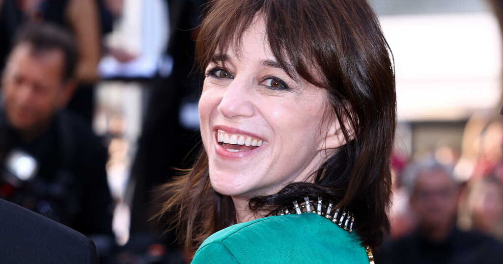 Tenue de vacances favorite : Charlotte Gainsbourg dévoile la tendance actuelle qui cartonne 