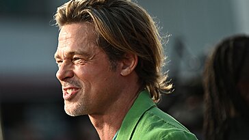 Brad Pitt arbore de nouveau sa magnifique chevelure blonde, emblème de son style iconique des années 90