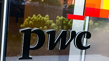 PwC réduit ses recrutements de diplômés, le directeur britannique explique les raisons