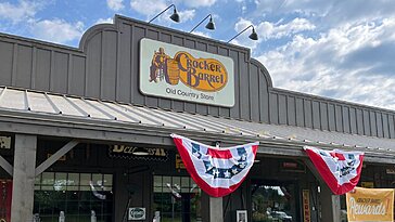 Cracker Barrel stoppe ses rénovations de restaurants suite aux critiques sur son rebranding et logo