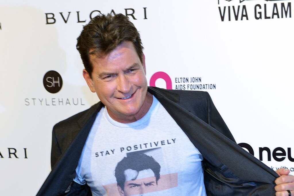 Charlie Sheen raconte comment l’alcool a atténué son bégaiement : découvrez la vidéo Charlie Sheen raconte comment l’alcool a atténué son bégaiement : découvrez la vidéo
