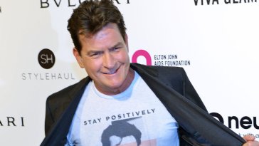 Charlie Sheen raconte comment l’alcool a atténué son bégaiement : découvrez la vidéo
