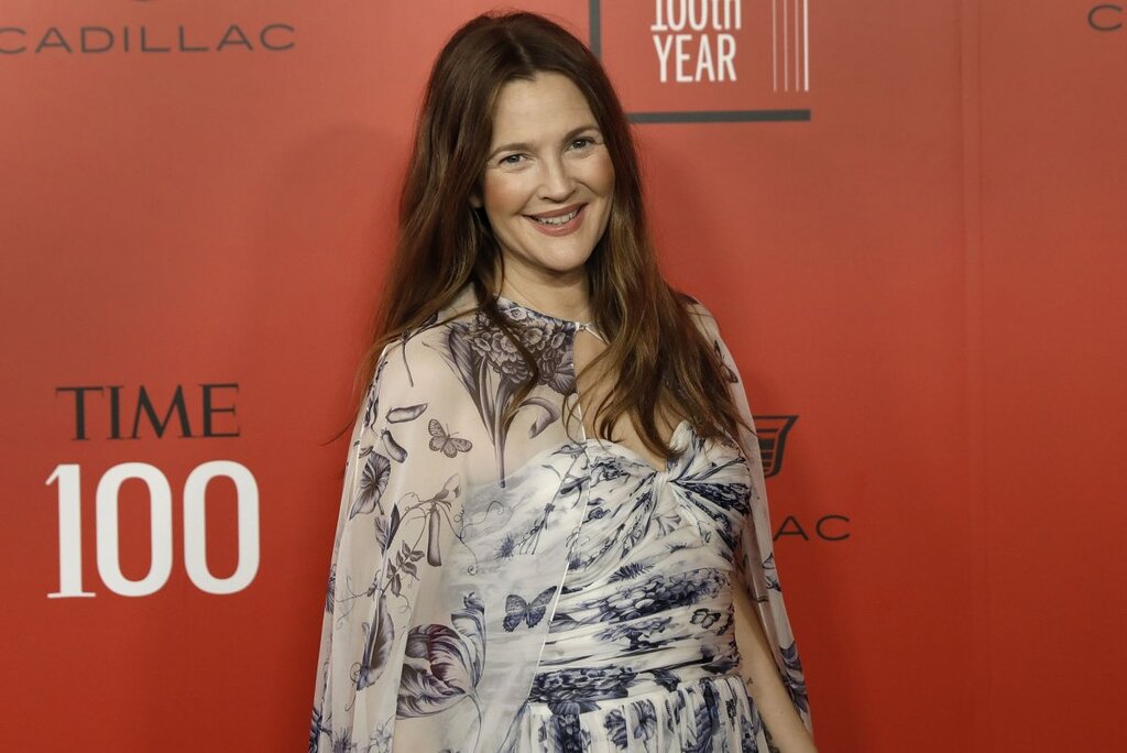 Drew Barrymore danse encore sur le bureau du « Late Show » 30 ans après : Découvrez la vidéo