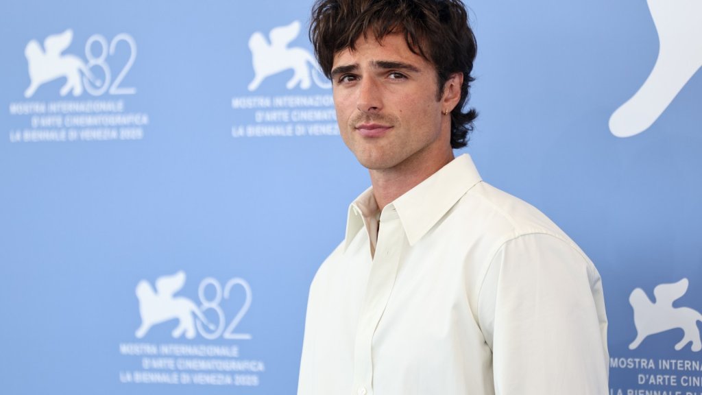 Jacob Elordi ému aux larmes après la première de « Frankenstein » à Venise Jacob Elordi ému aux larmes après la première de « Frankenstein » à Venise