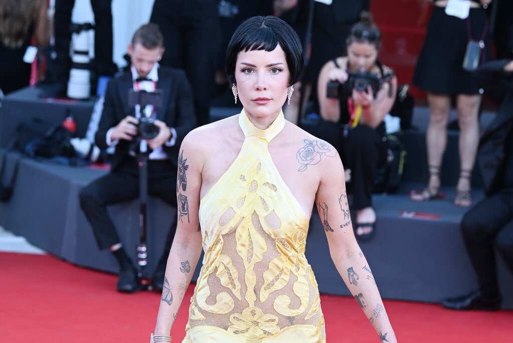 Halsey présente le clip de Drive lors de la célébration de Badlands