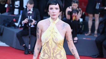 Halsey présente le clip de « Drive » lors de la célébration de « Badlands »