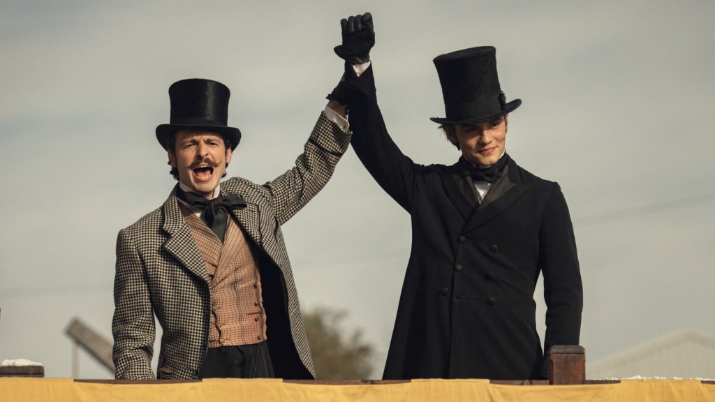 Louis Partridge vise le pouvoir dans la bande-annonce de « House of Guinness » Louis Partridge vise le pouvoir dans la bande-annonce de « House of Guinness »