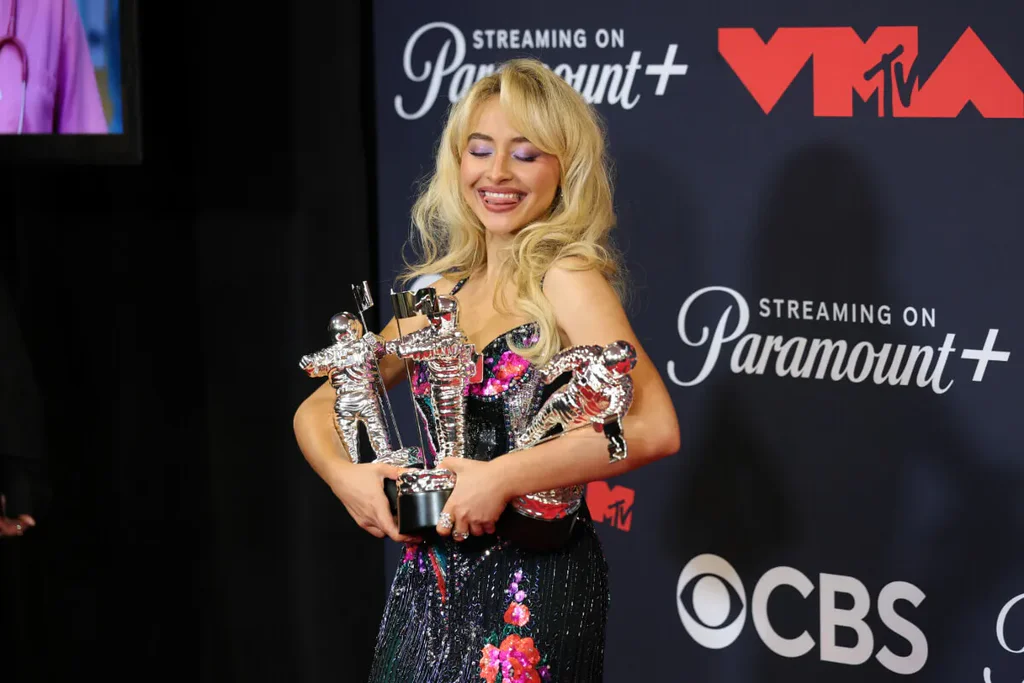 Sabrina Carpenter : une prestation aux VMAs qui la consacre « icône » selon ses fans