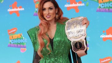 Lors de WWE « Raw », Becky Lynch soutient Seth Rollins et gifle CM Punk